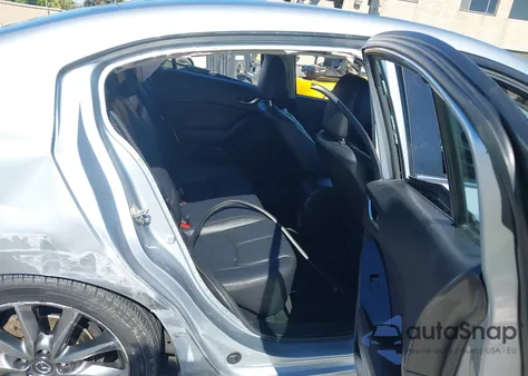 2018 Mazda Mazda3 Touring z USA, uszkodzony, nr VIN 3MZBN1V32JM179740